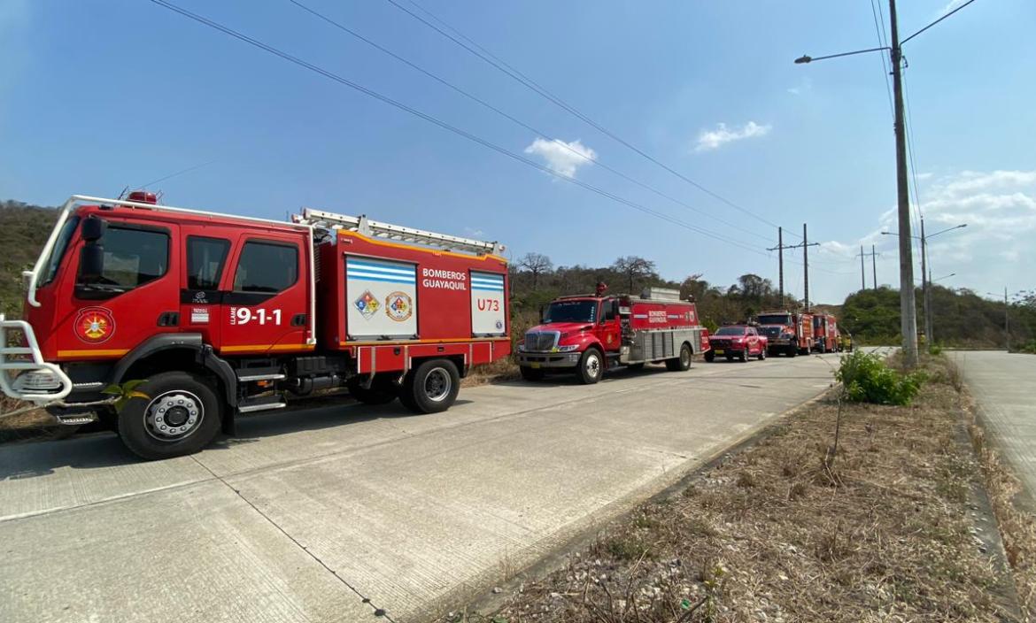 Bomberos de Guayaquil combatían el fuego en El Chorrillo.