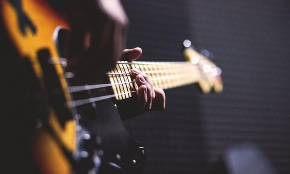 Las guitarras eléctricas, el bajo y la batería son algunos instrumentos característicos del rock.