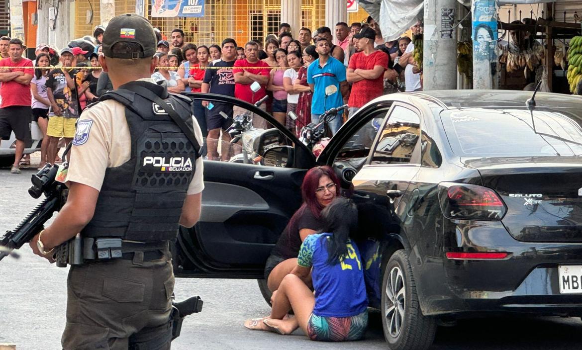 La víctima fue asesinada cuando su esposa estaba comprando.