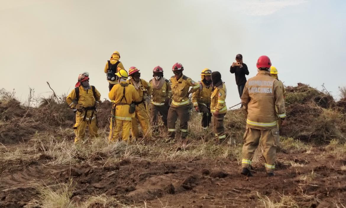 Bomberos quedaron atrapados en medio del fuego y el espeso humo, en Sigchos.