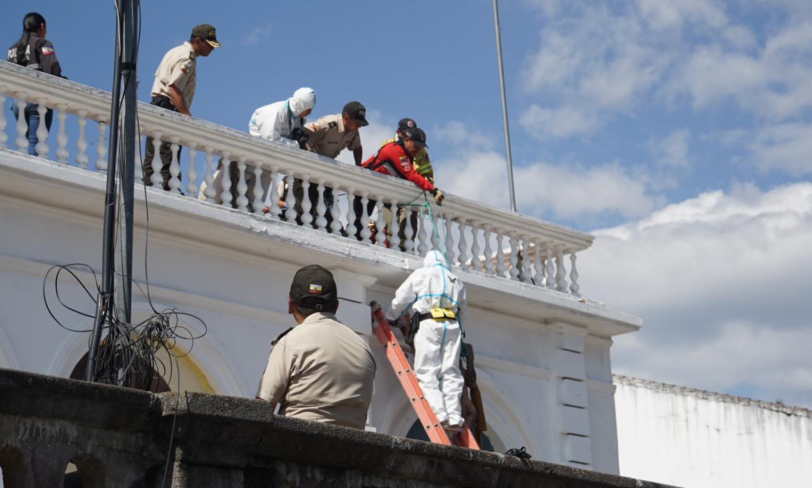 El cuerpo estaba colgando de un edificio municipal, en Cayambe.