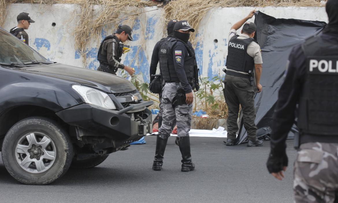 Miembros de las fuerzas del orden llegaron al sitio para recabar indicios.