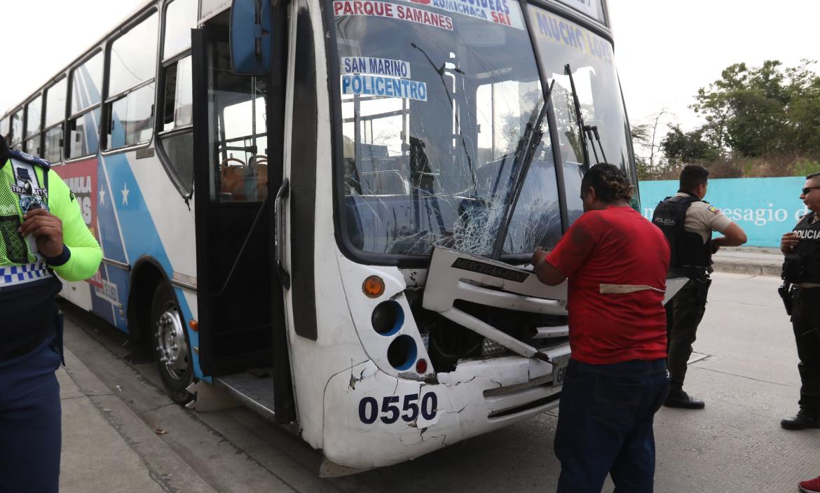 El bus implicado fue abandonado por el conductor.