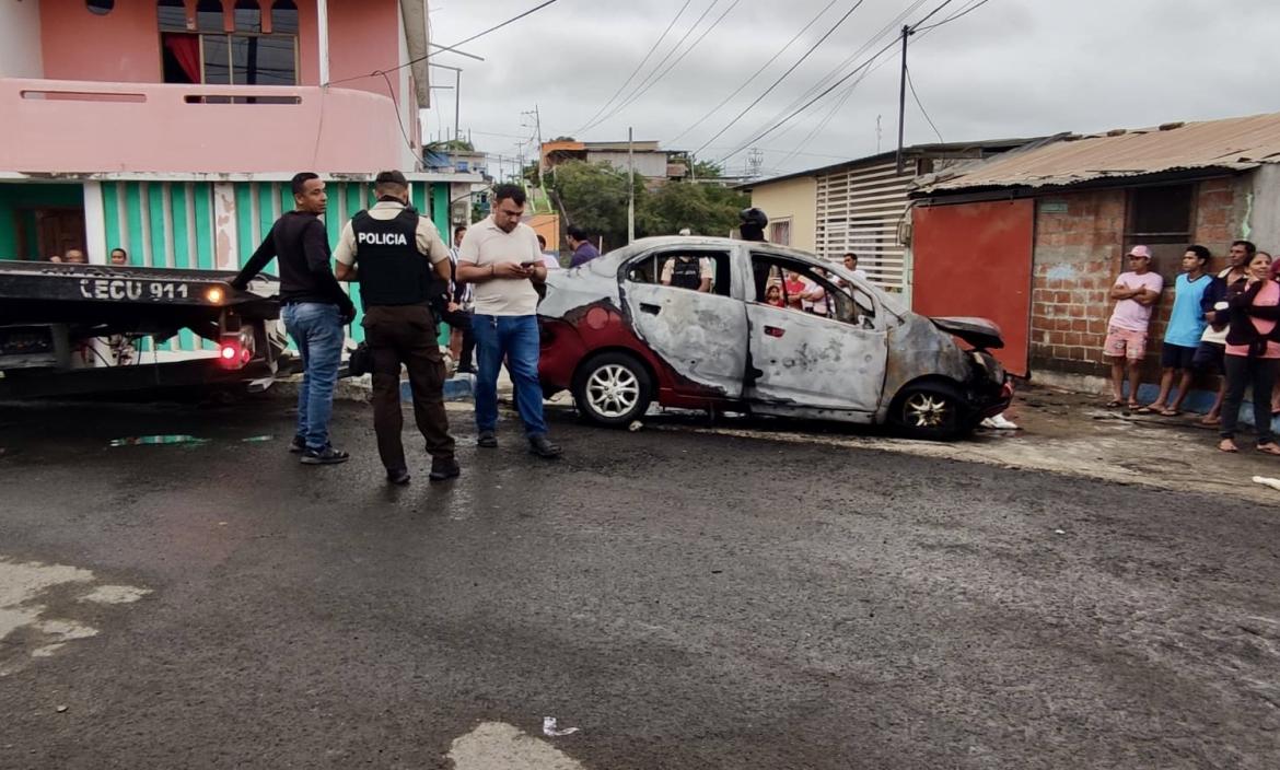 carro incendiado en Manta