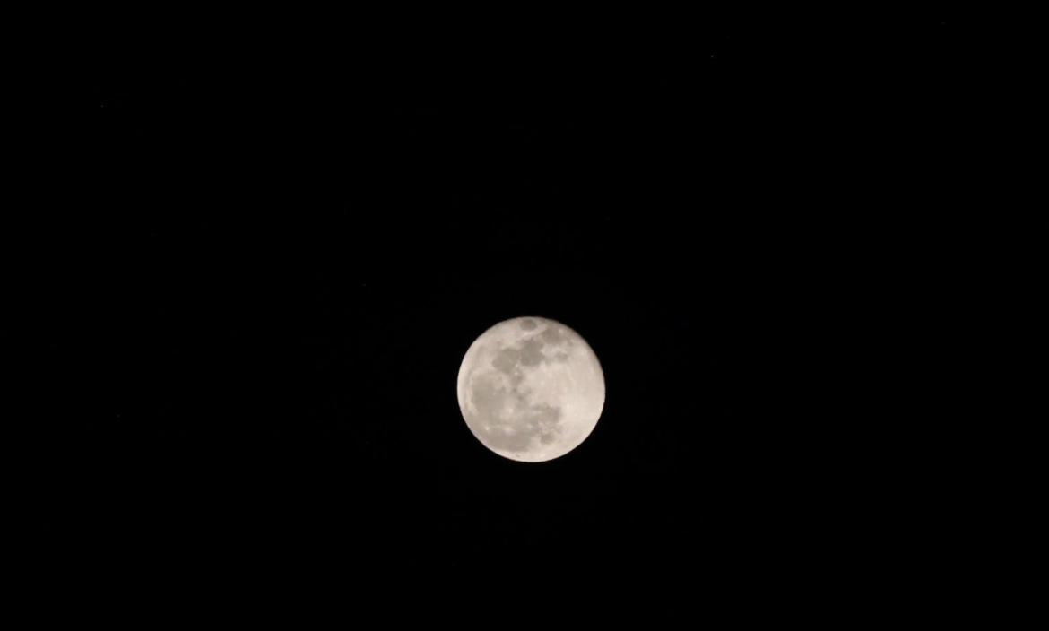 Luna llena captada desde Guayaquil, este 18 de septiembre.