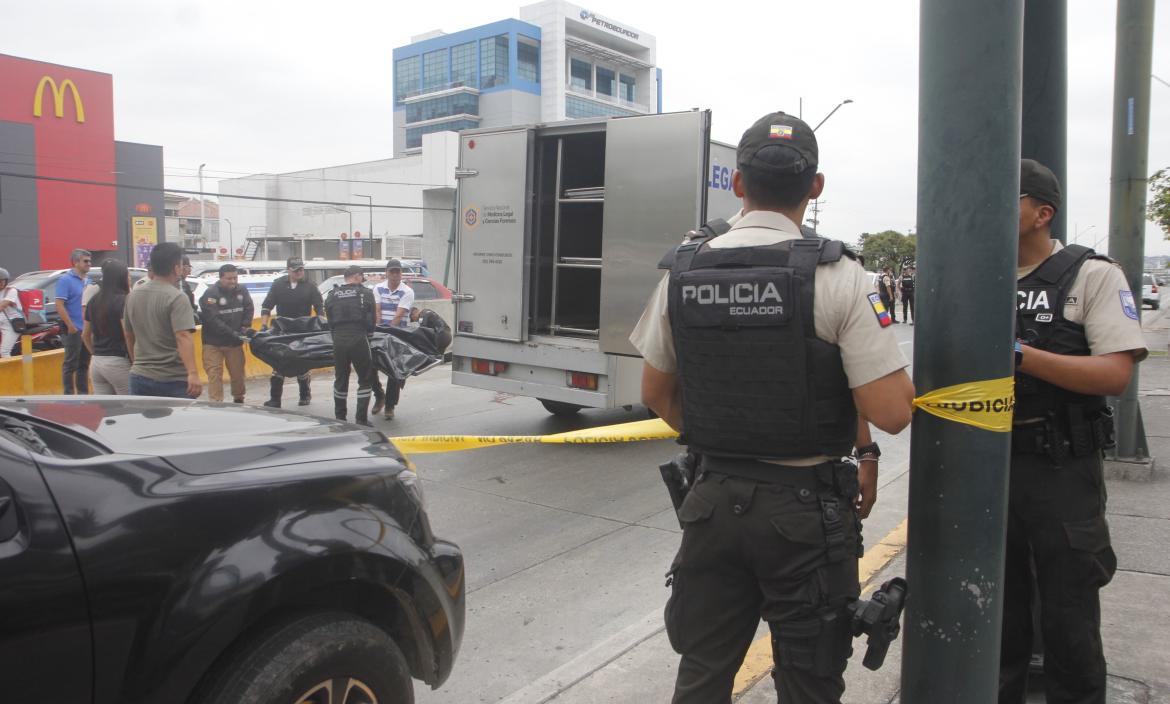 Medicina Legal hizo el levantamiento de cadáver del sujeto abatido en av. del Bombero.