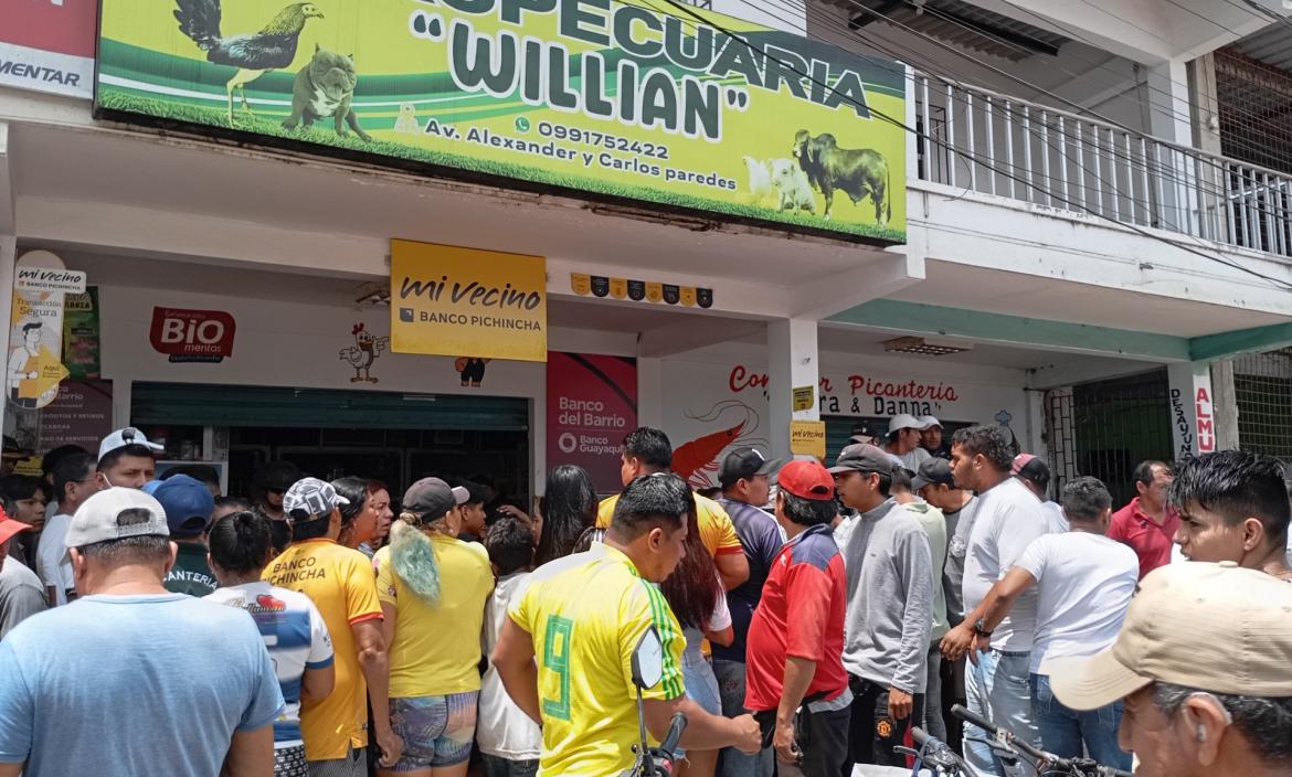 TIENDA EN LA CALLE ALEXANDER Y CARLOS PAREDES