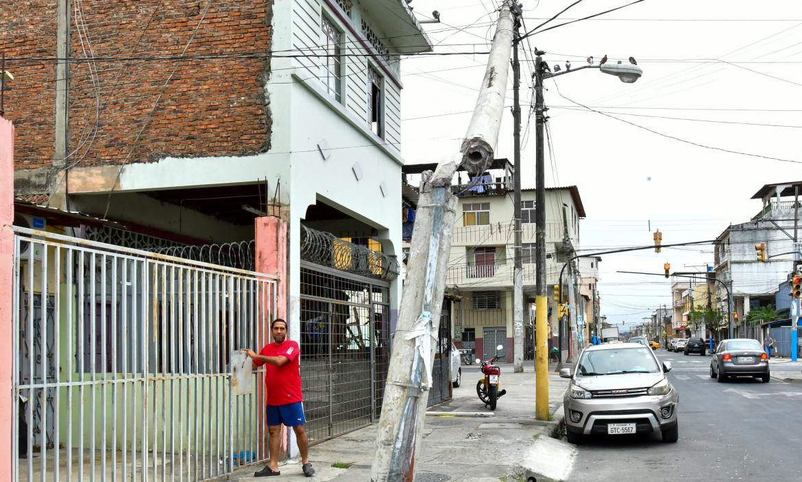 Moradores piden que los encargados puedan arreglar o retirar el poste.