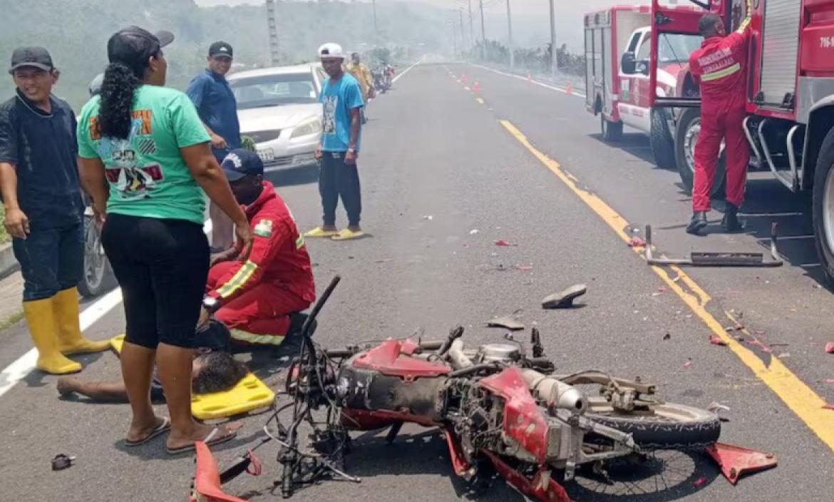 El faltal accidente cobró la vida de dos personas: una mayor de edad y un bombero.