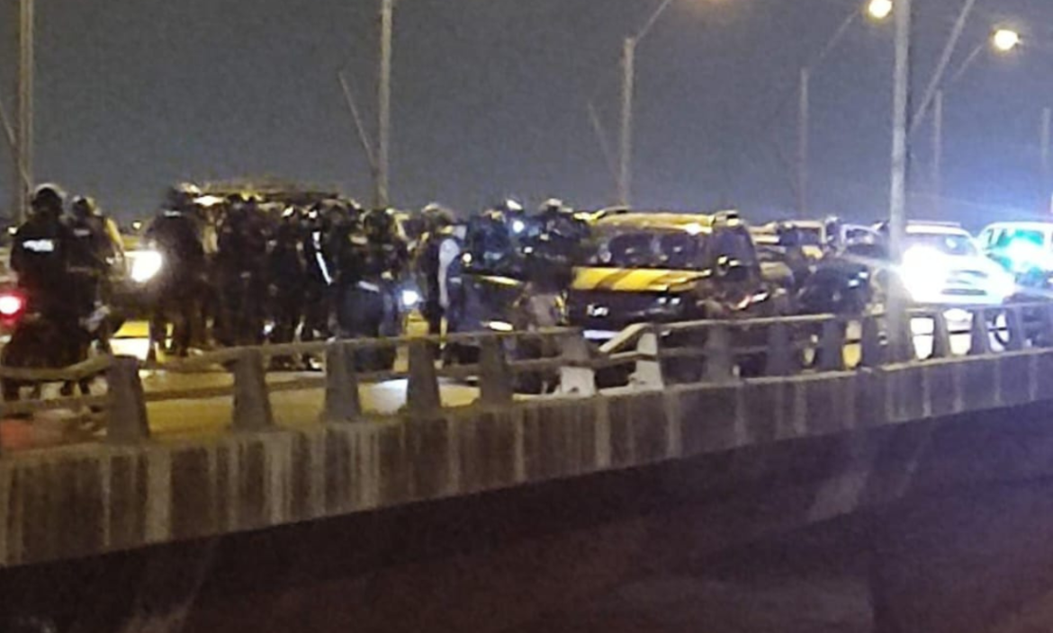 Agentes de la Policía Nacional se encuentran en el Puente de la Unidad Nacional.