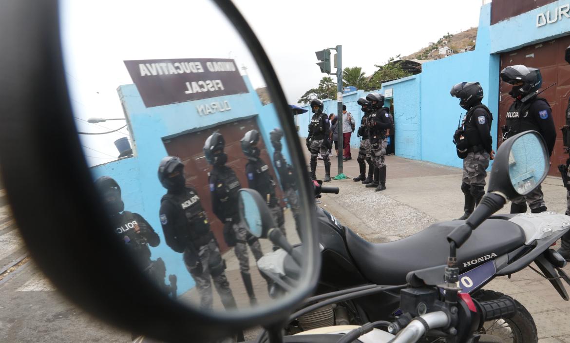 Policías resguardaron las instalaciones de unidades educativas del cantón ferroviario