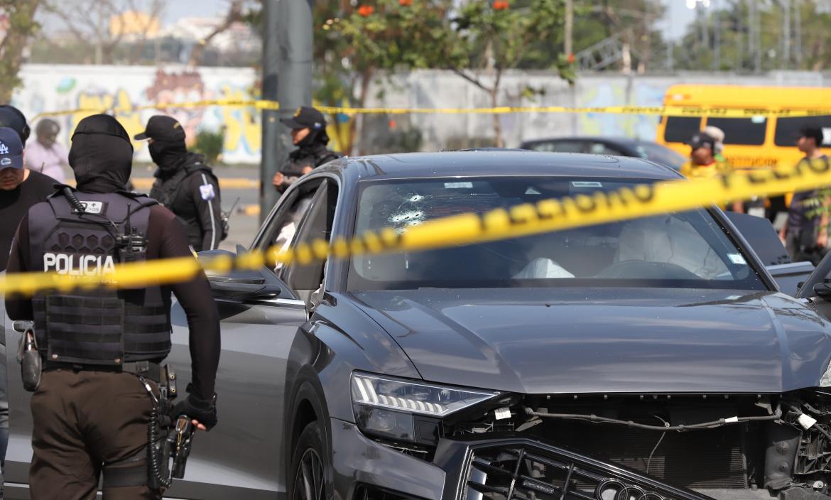 Un auto baleado quedó abandonado en estacionamiento del teatro.