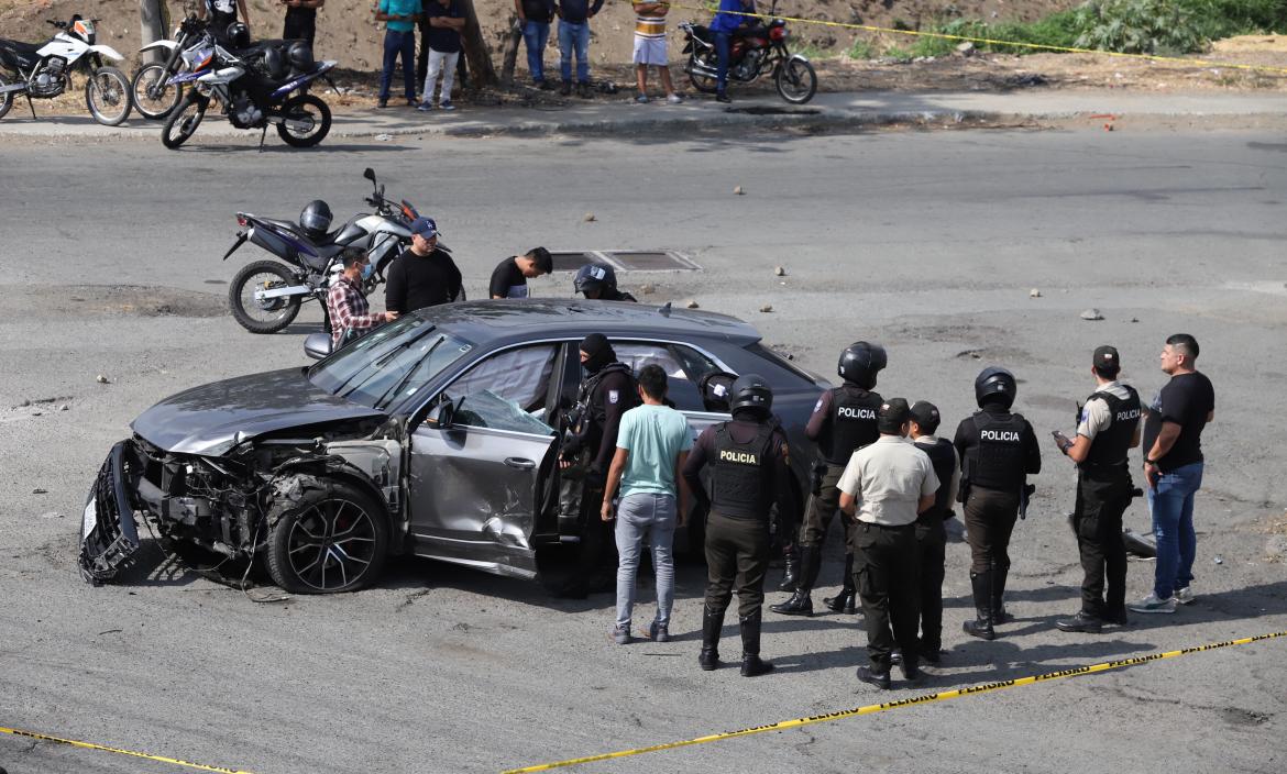 Un vehículo de alta gama quedó destruido tras el enfrentamiento.