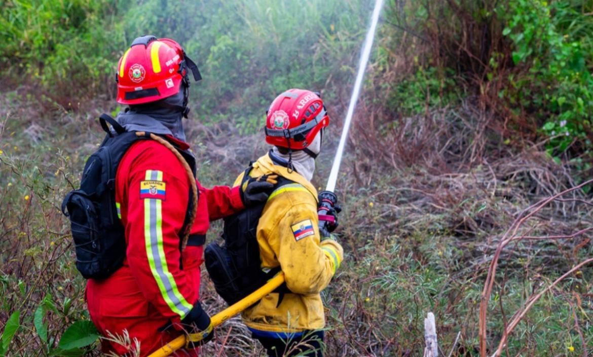 Bomberos ayudan a detener el incendio en Esmeraldas.