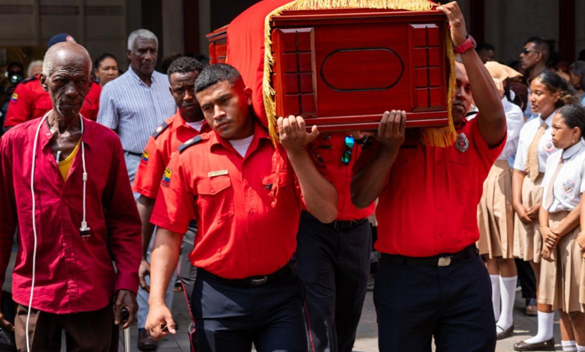 El Cuerpo de Bomberos de Esmeraldas homenajeó a José Méndez, quien falleció a causa de un accidente de tránsito.