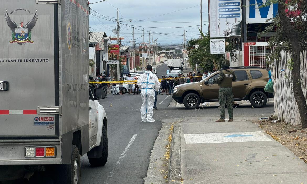 En el vidrio del conductor del automóvil se pudo observar 9 orificios provocados por los tiros.