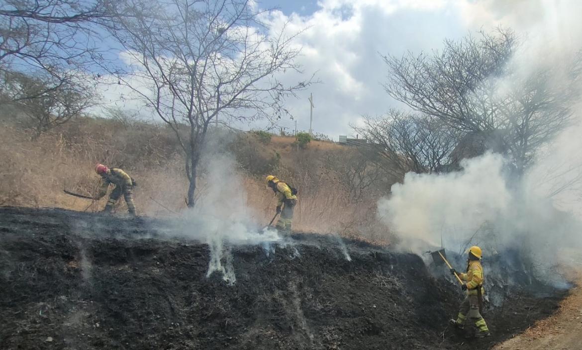 Bomberos tratan de apagar las llamas en Vilcabamba.