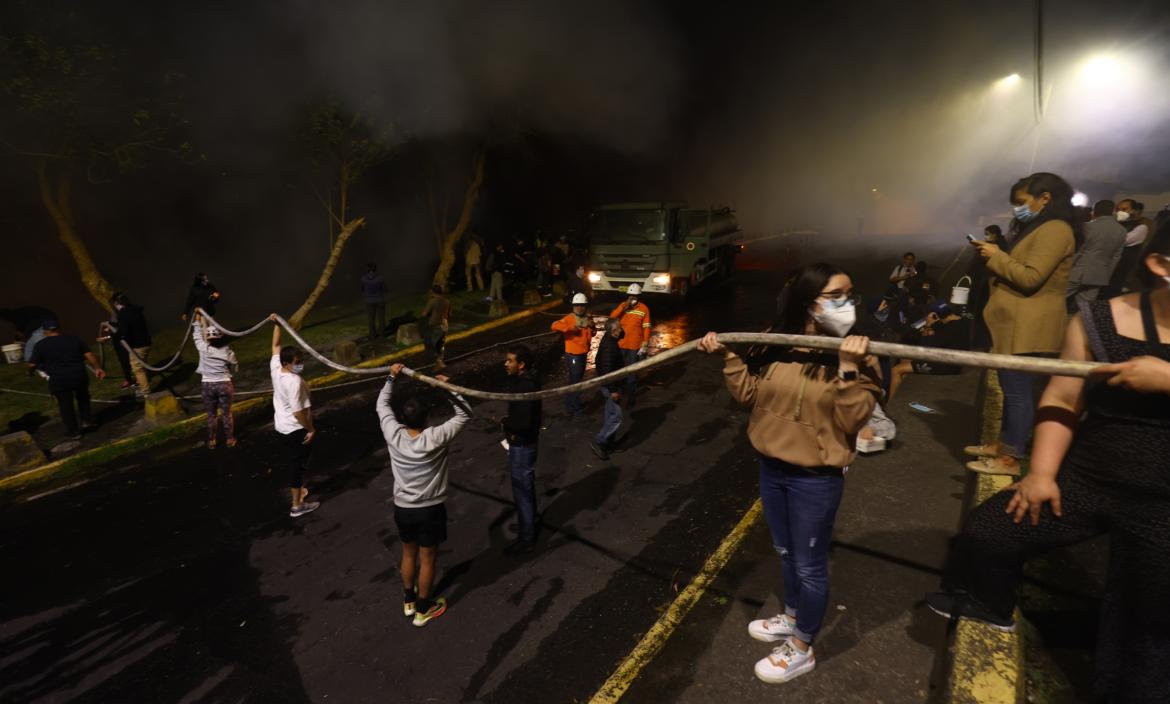 Moradores se unieron para intentar apagar las llamas.