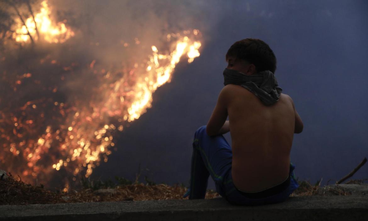 Ciudadanos han tenido que salir de sus casas por los incendios en Quito.