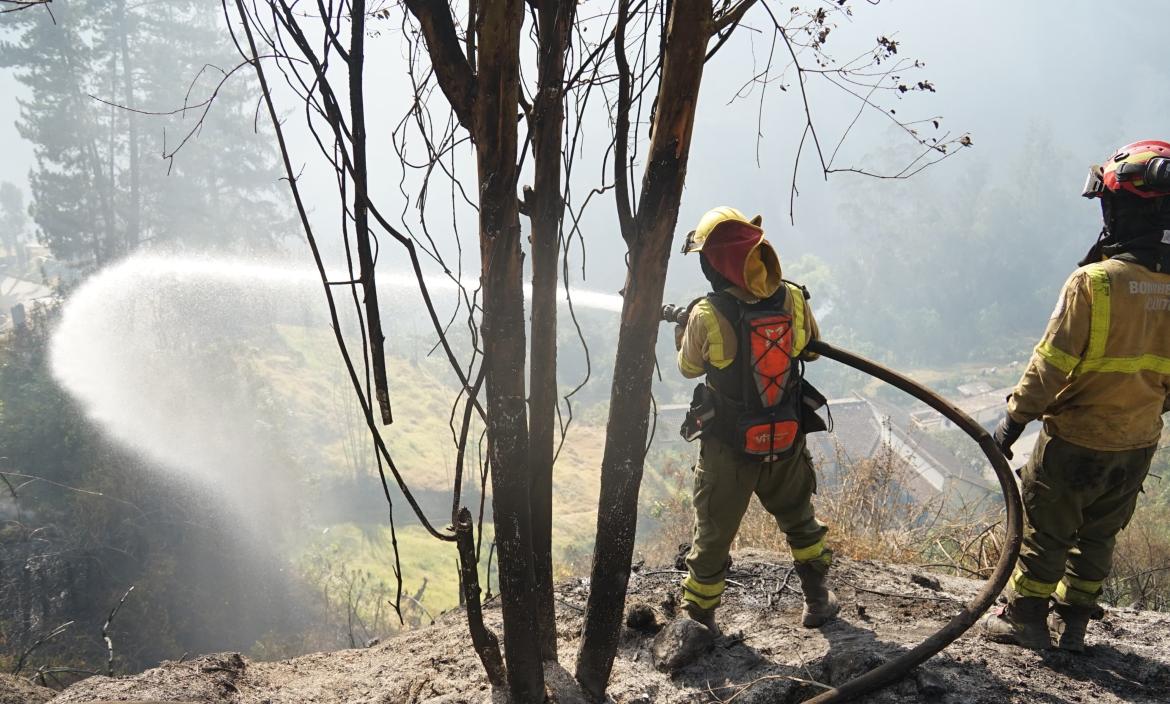 Miembros del Cuerpo de Bomberos siguen en actividades para controlar las llamas.