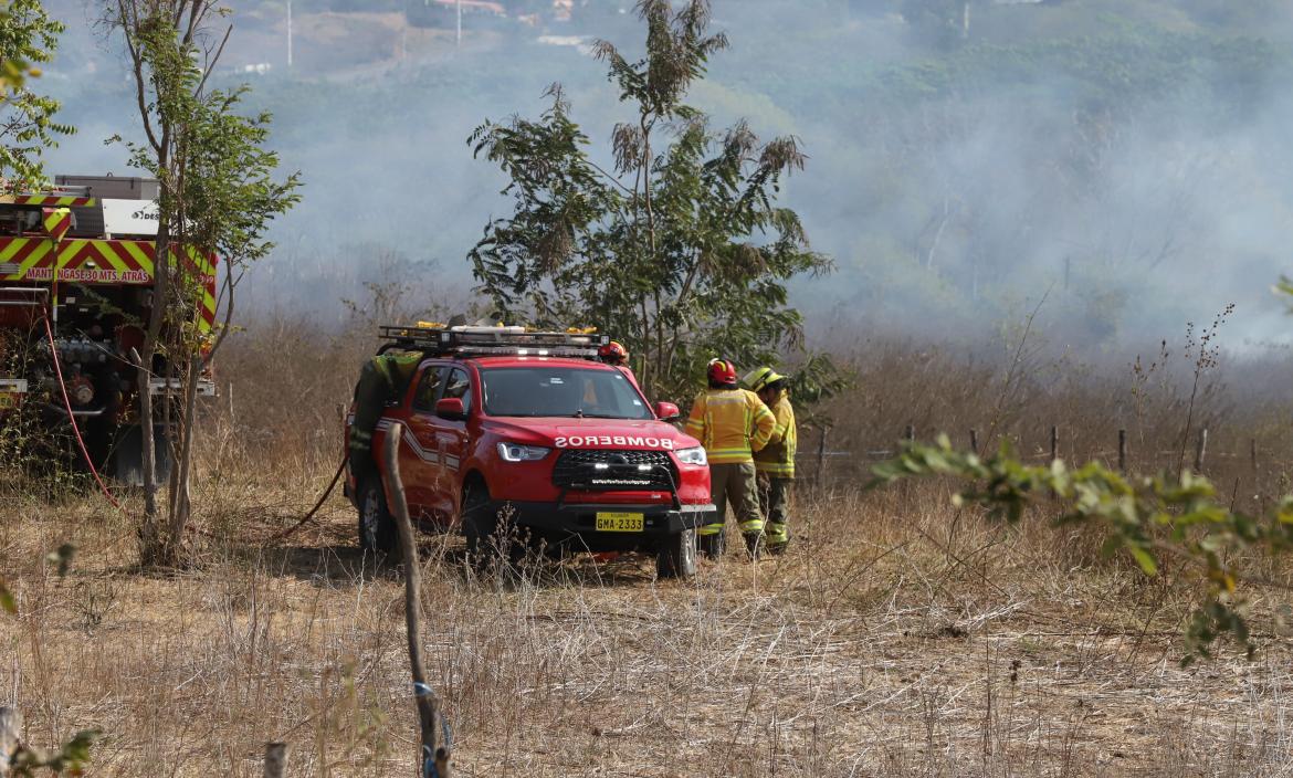 Personal de Bomberos trabajó la tarde de este 25 de septiembre para apagar las llamas.