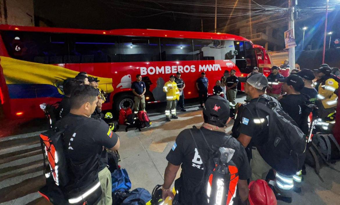 Personal del Cuerpo de Bomberos de Manta.