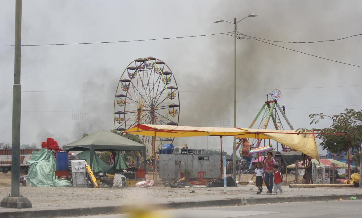 A lo lejos se veía el humo en el cielo en un parque de diversiones, aunque este no se incendió.