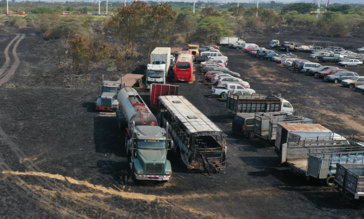 El incendio afectó un lote de vehículos en el Parque Samanes.