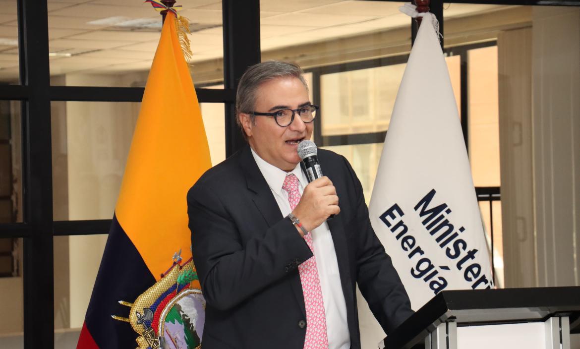 El ministro de Energía, Antonio Goncalves, en rueda de prensa este 27 de septiembre en Quito.