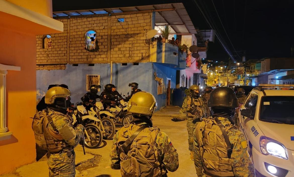 Los militares empezaron con las labores de búsqueda.