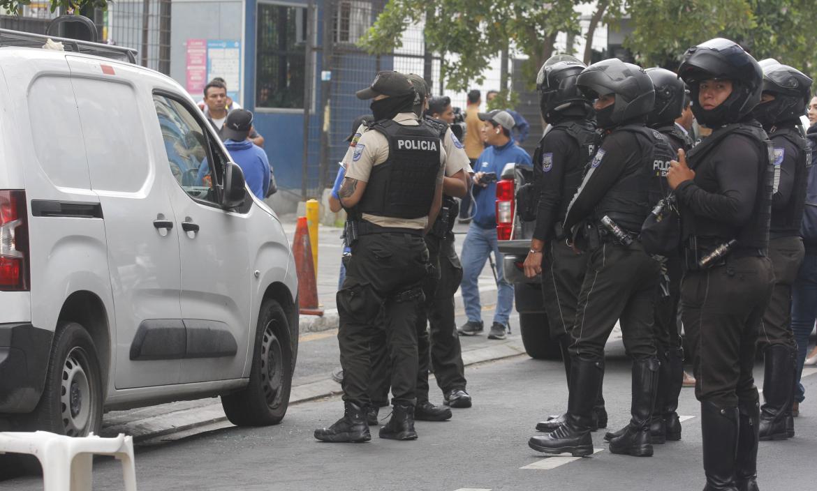 Dos personas murieron dentro de un vehículo en el centro de Guayaquil.