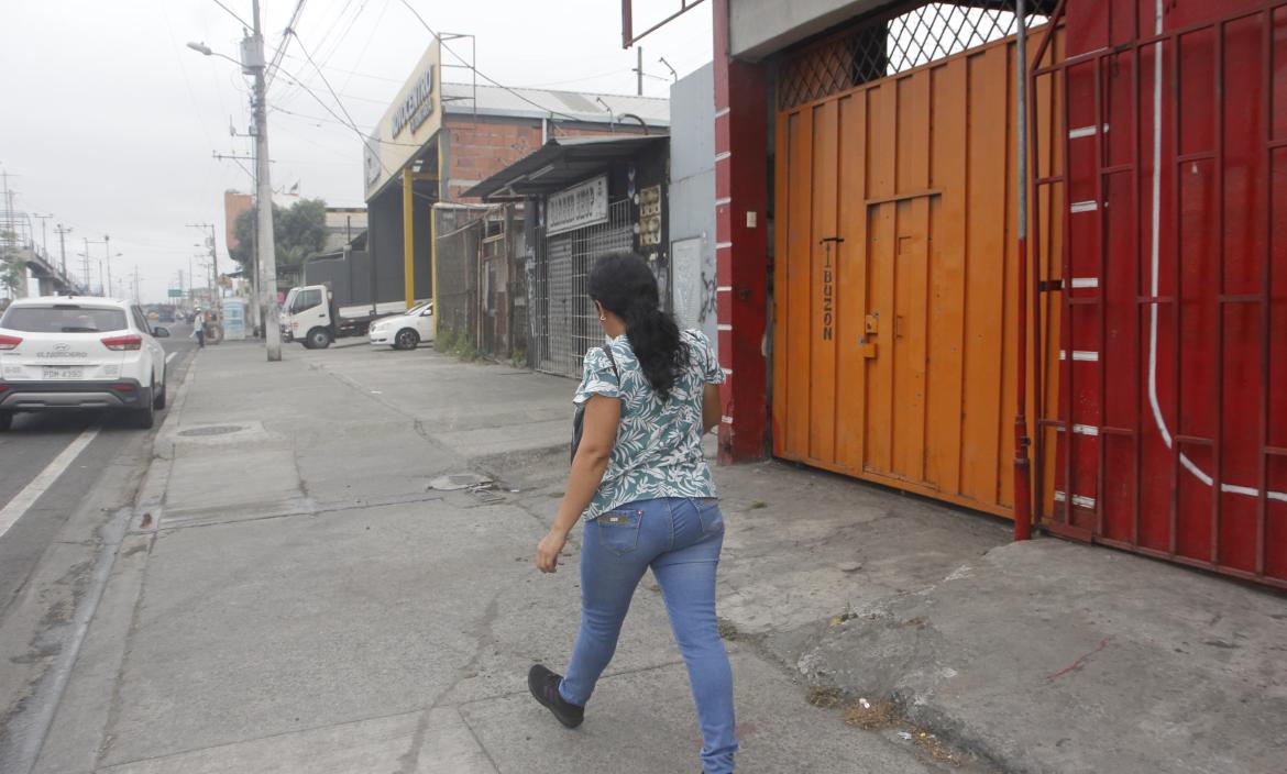 Presuntos extorsionadores dispararon contra la puerta naranja del taller mecánico.