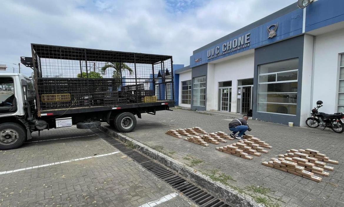 Encontraron bloques de droga en Chone.