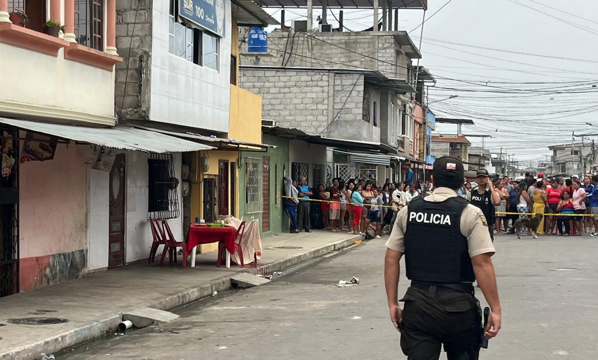 Moradores observan la escena del crimen del asesinato de alias Chalaco.