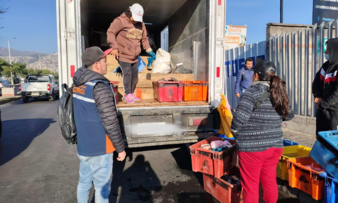 El pescado se ofertaba en medio de la contaminación de los vehículos y sobre una tabla.