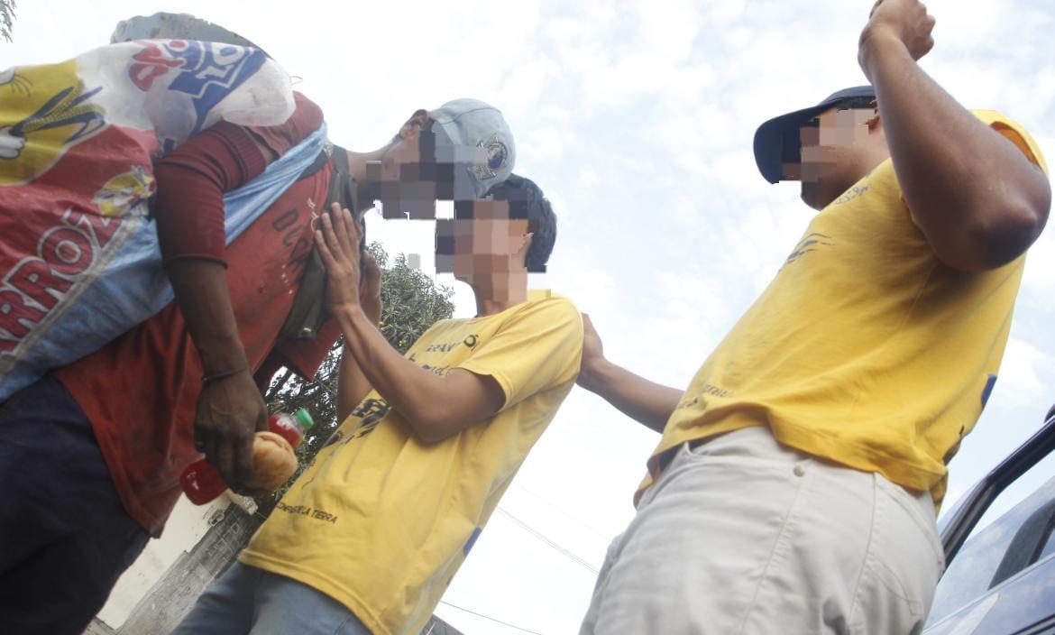 Un grupo de hermanos de la iglesia La Gran Misión oraron por un hombre en situación de calle que encontraron en el camino.