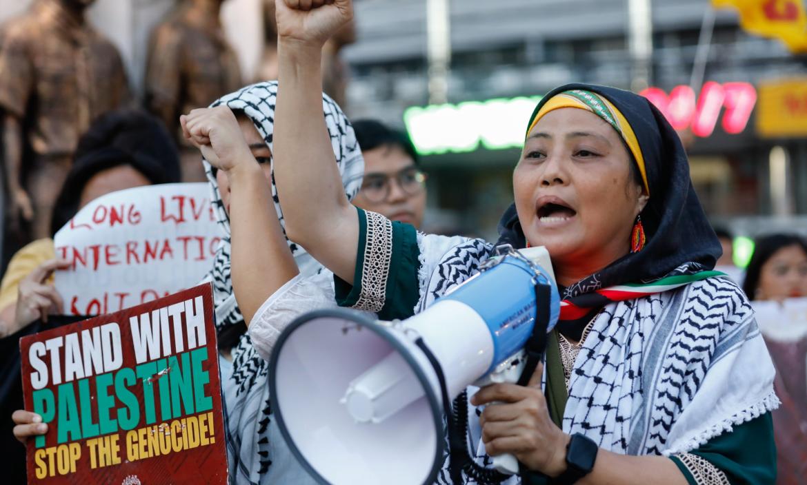 Con manifestaciones, decenas de tailandeses recuerdan a los fallecidos durante el ataque de Hamás en Israel.