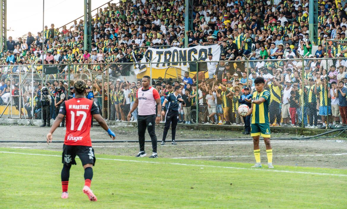 Con el estadio de La Troncal a reventar, Antonio Valencia a filo de cancha, dirigiendo a su equipo AV25.