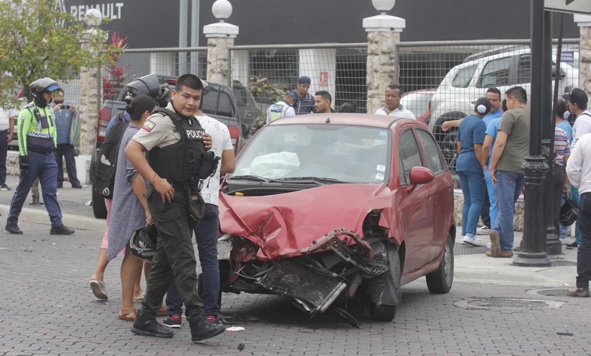 Agentes de tránsito acudieron al sitio para investigar lo ocurrido.