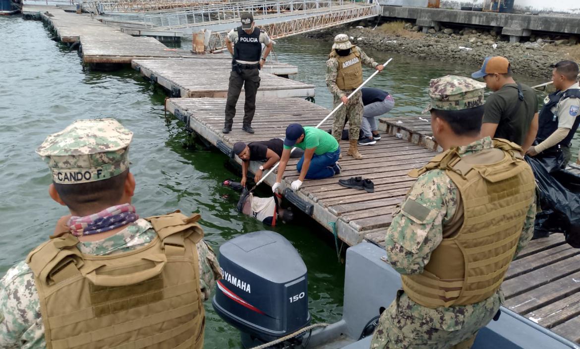 El cuerpo fue sacado del río en Esmeraldas.