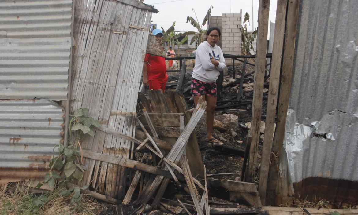 Los delincuentes prendieron fuego a tres casas, en Durán.