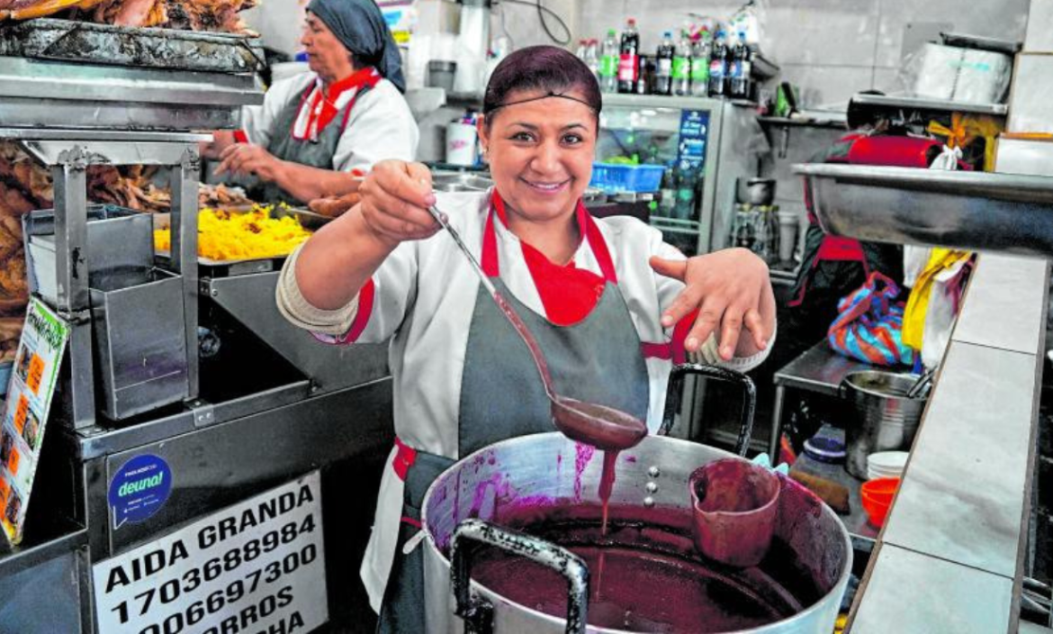 Gabriela ganó un premio en 2021, en un evento entre centros de abastos, por preparar la mejor colada morada.