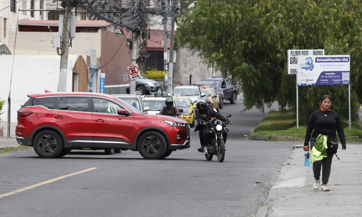 El conductor de una moto logró evitar un accidente