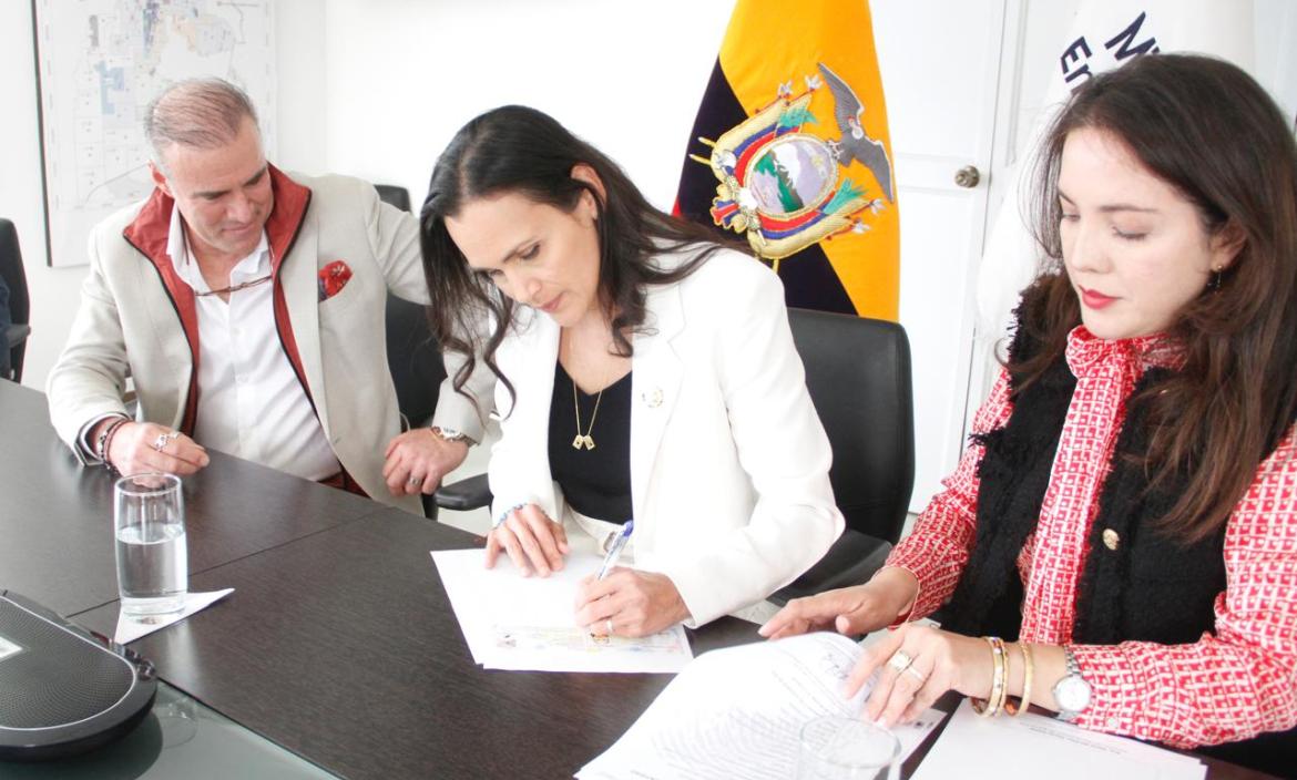 La Ministra de Ambiente participó en la ceremonia junto a otros representantes.