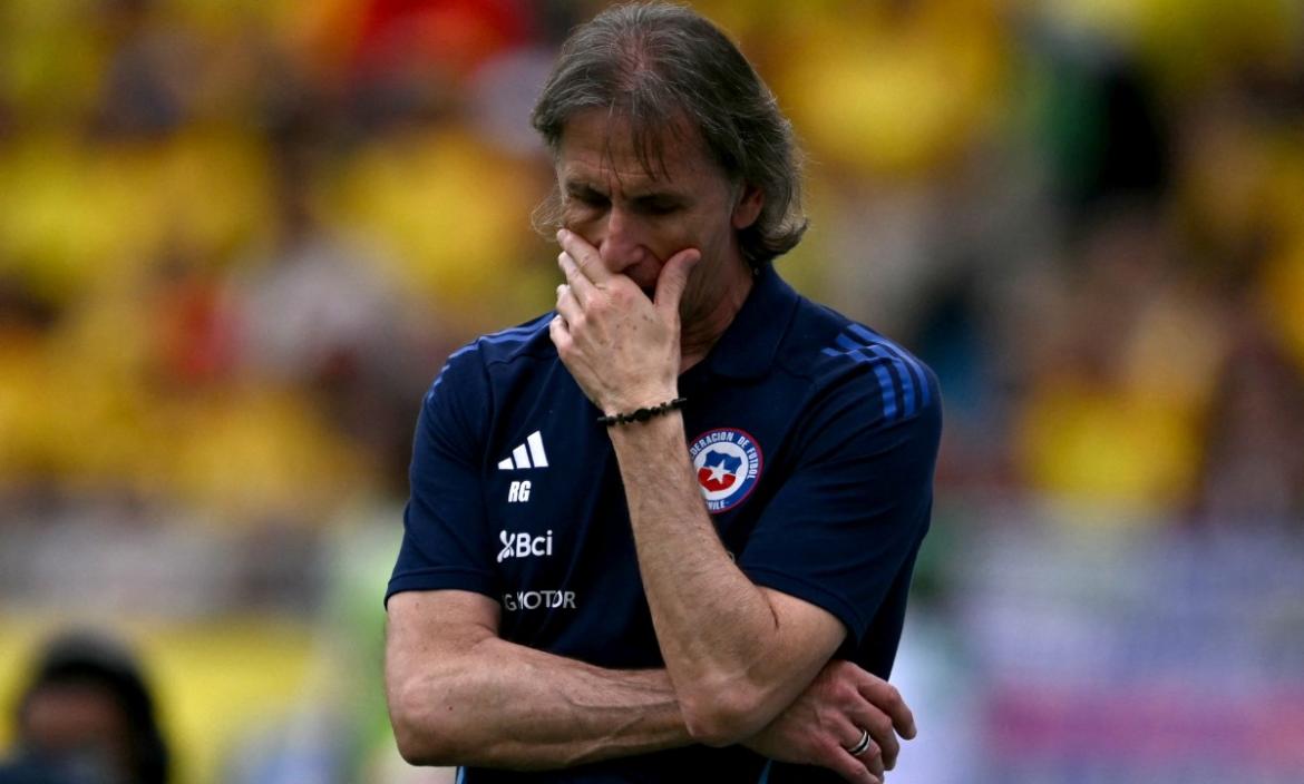 Ricardo Gareca, pensativo por el mal momento de Chile.