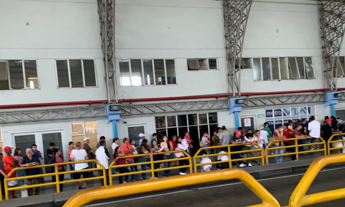 Extensas filas en el Terminal Metrobastión para obtener La Guayaca.