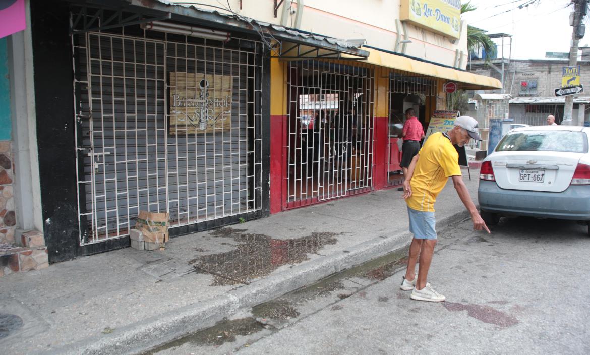 Un morador del sector señala dónde fue el asesinato.