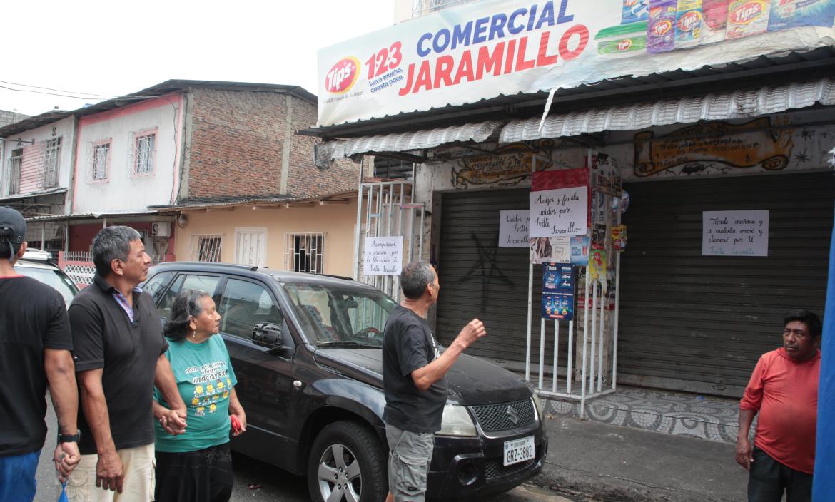 En el local comercial hay avisos de que regresen a la joven.