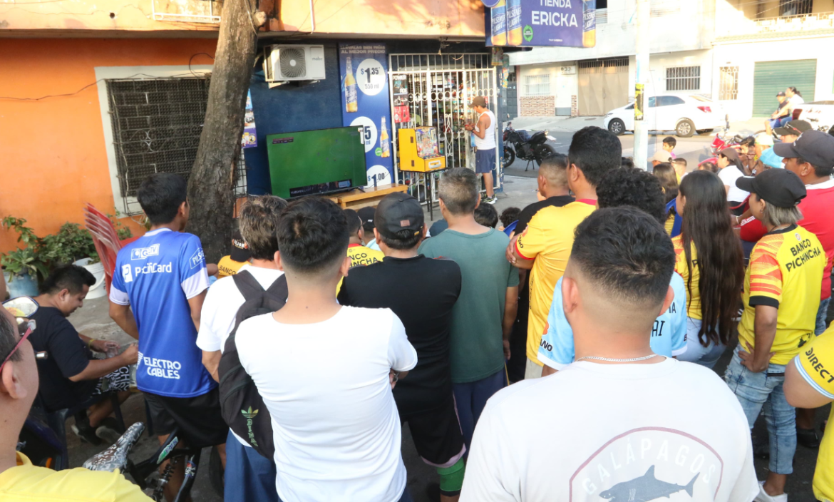 Hinchas disfrutando del Clásico del Astillero en Guayaquil.