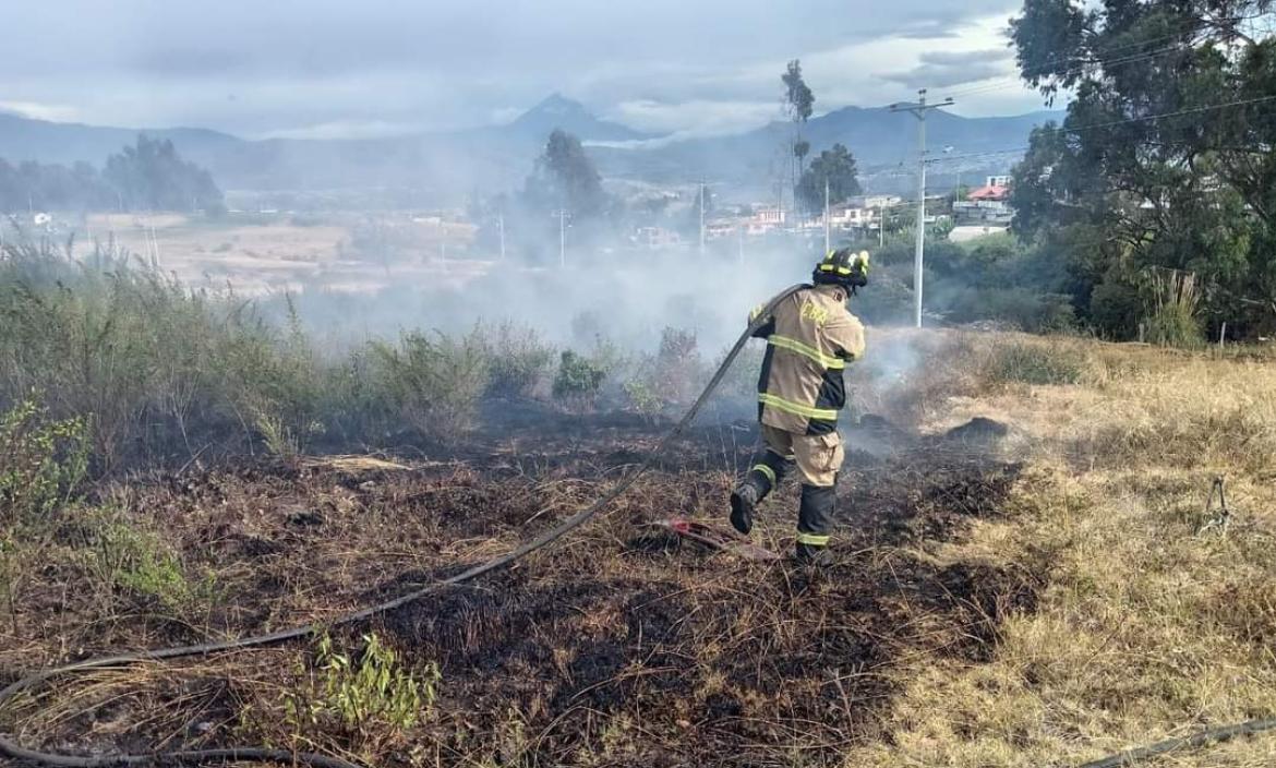 Se han registrado varios incendios forestales en zonas de Ambato.